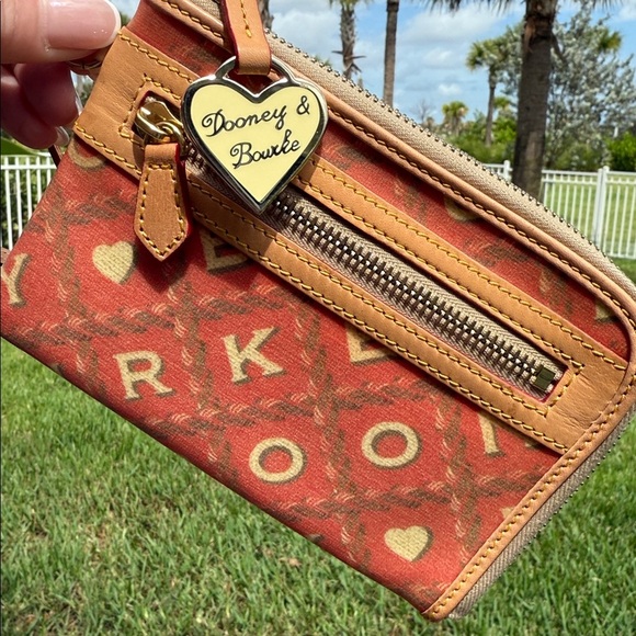 Vintage Dooney & Bourke Red and Tan Heart Charm Wristlet NWOT - Picture 8 of 10